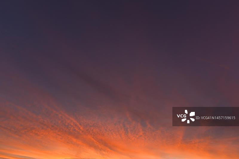 德国巴伐利亚日落时分的红色多云天空图片素材