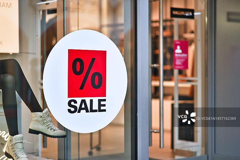 德国海德堡2020年12月服装店橱窗内的红色促销标志图片素材