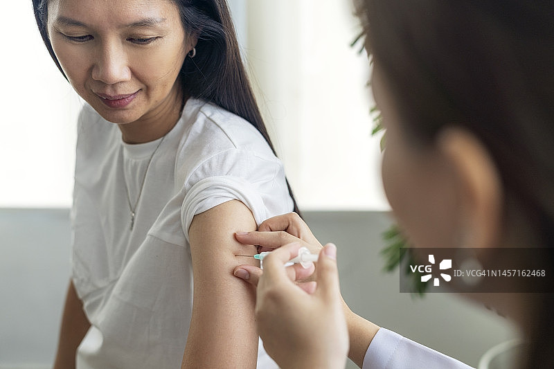 在诊所接种疫苗的女人图片素材