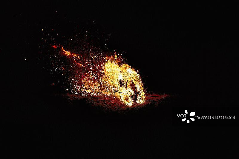 德国北莱茵-威斯特法伦州吕格德的复活节火焰轮图片素材