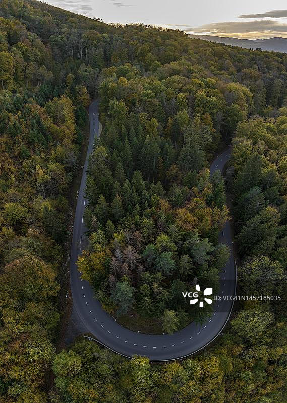 秋季格姆彭山口的道路，航拍，索洛图恩，瑞士图片素材
