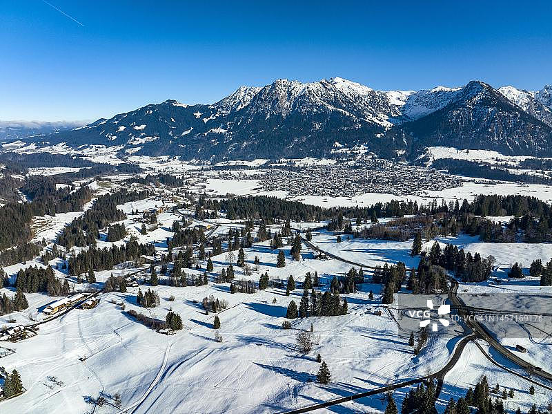 冬季德国巴伐利亚阿尔高阿尔卑斯山伊勒河谷的奥伯斯多夫航拍图片素材