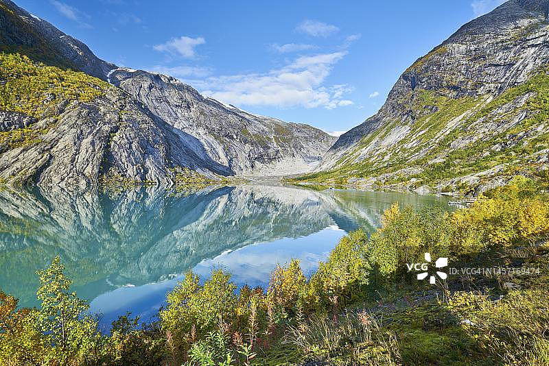 挪威松恩峡湾的尼加兹布林冰川与冰川湖泊秋景图片素材