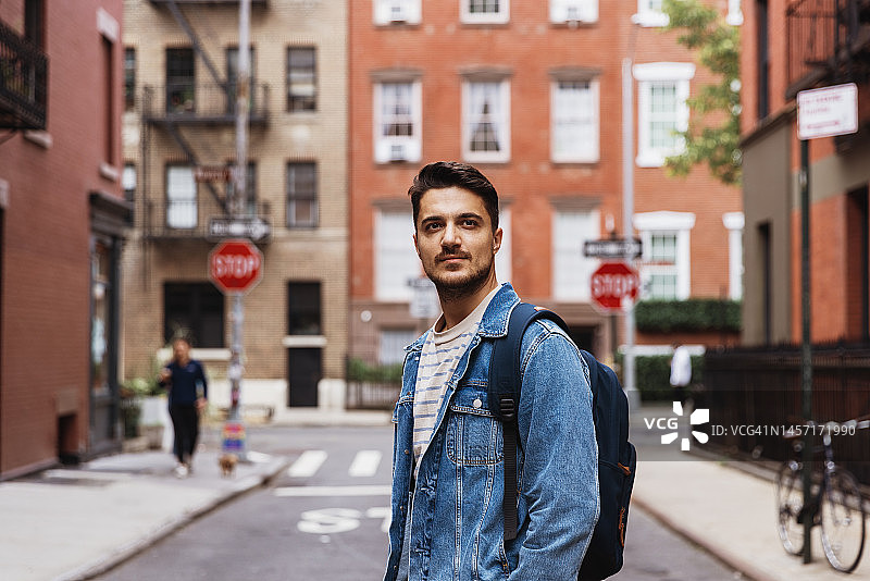 在美国纽约街头身穿牛仔夹克的年轻男子肖像图片素材