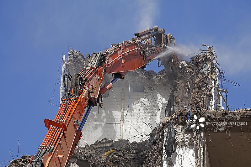 拆除挖掘机与废墟：德国不莱梅德意志联邦银行旧办公楼图片素材