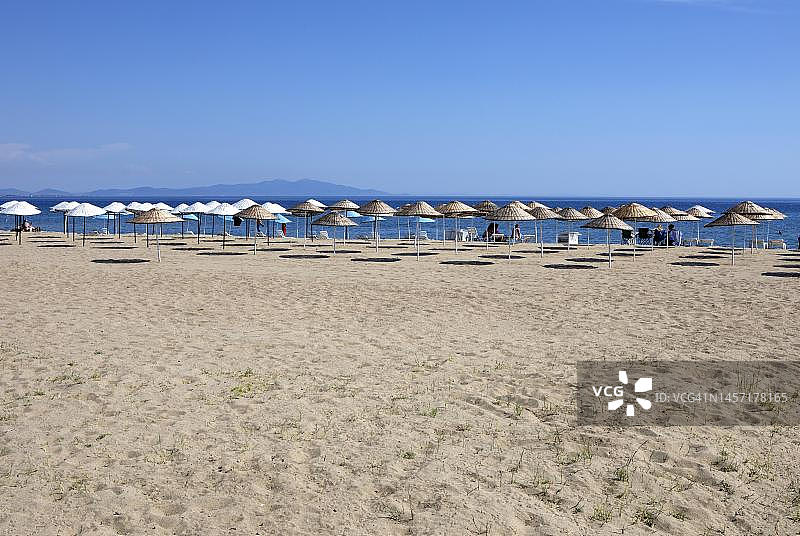 土耳其巴利凯西尔省萨勒姆斯克勒海滩上的草制阳伞图片素材