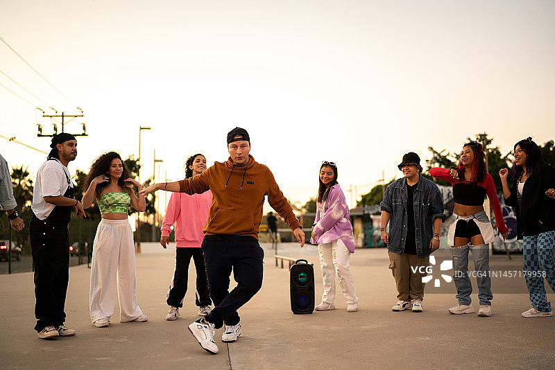 年轻男子在街头派对上与朋友们一起跳霹雳舞图片素材