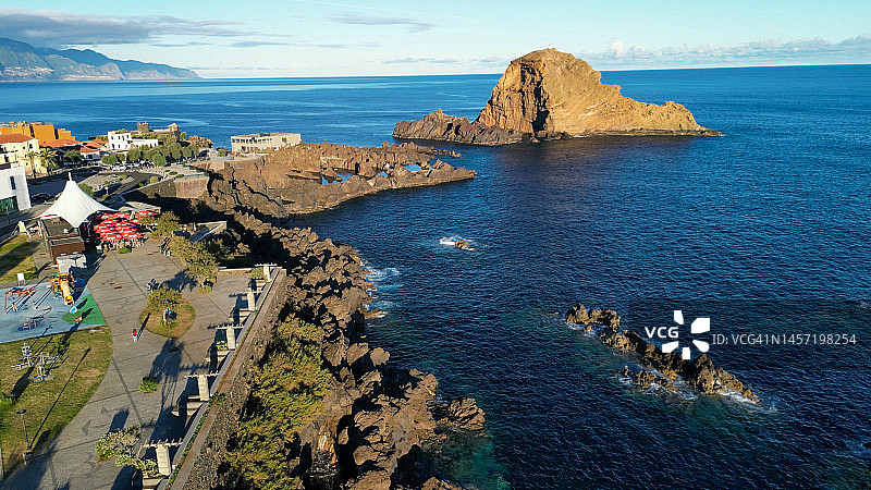 葡萄牙马德拉群岛波尔图莫尼兹天然泳池日落时分的航拍景色图片素材