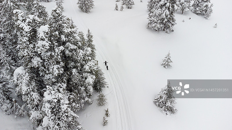年长的冒险者在雪地里行走图片素材