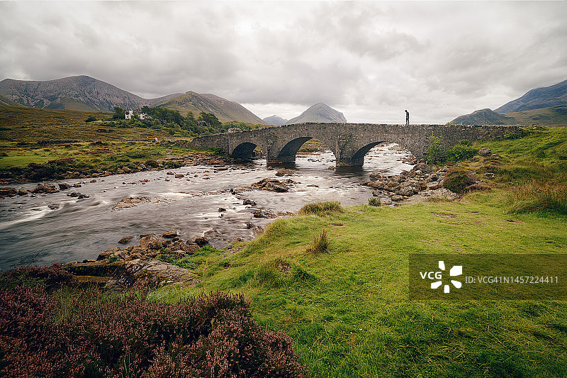 苏格兰高地斯凯岛斯利加achan旧桥上的男人图片素材
