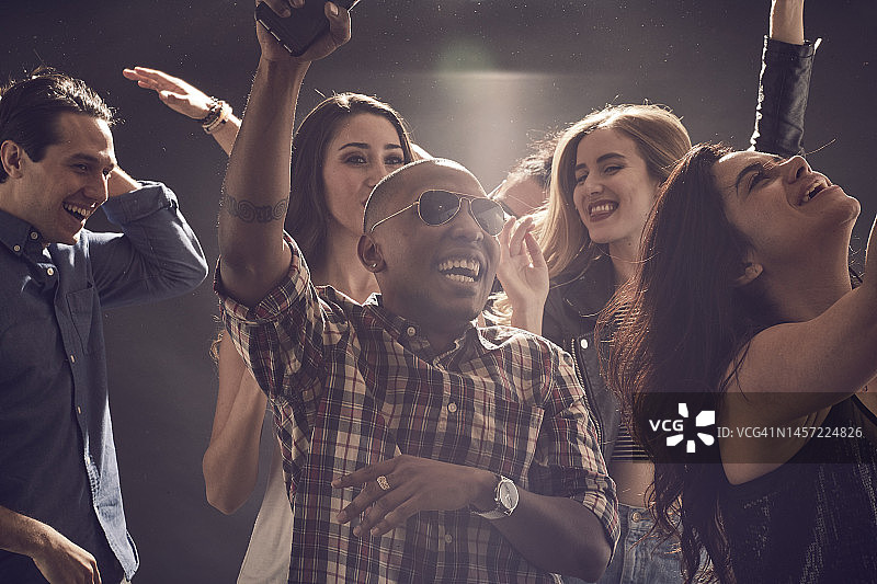 一群不同种族的男女在夜总会跳舞图片素材