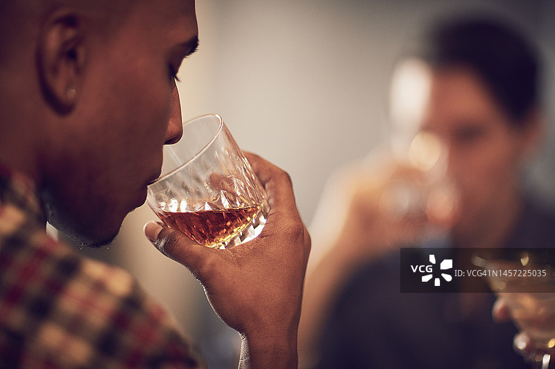 一个非裔男人在夜总会喝酒图片素材
