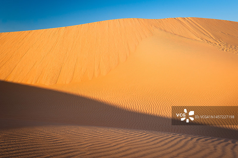 阿拉伯沙漠日落景观，近阿联酋利瓦图片素材