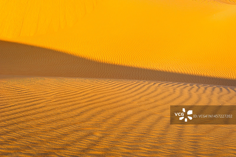 阿拉伯沙漠日落景观，近阿联酋利瓦图片素材
