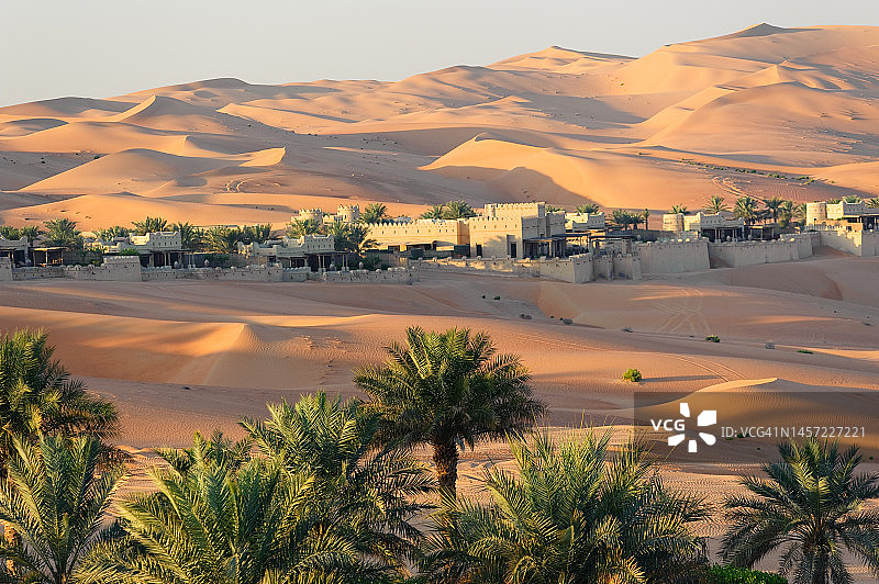 阿拉伯沙漠利瓦附近的豪华酒店图片素材