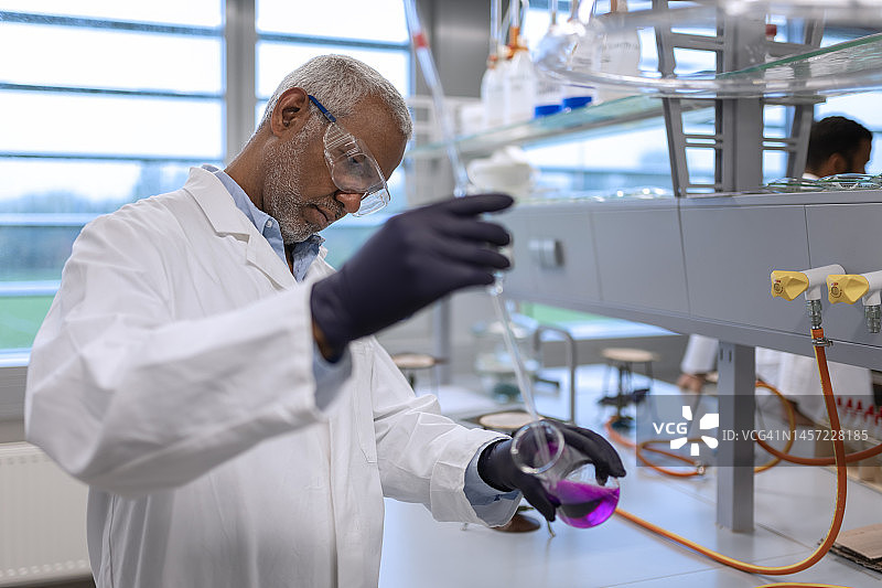 化学教授和实验室里的学生图片素材