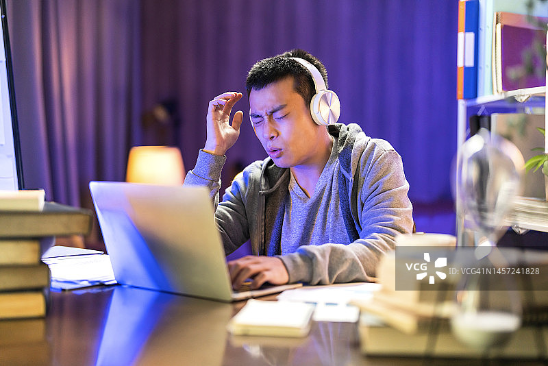 亚洲男人电竞玩家 霓虹灯房间玩游戏图片素材