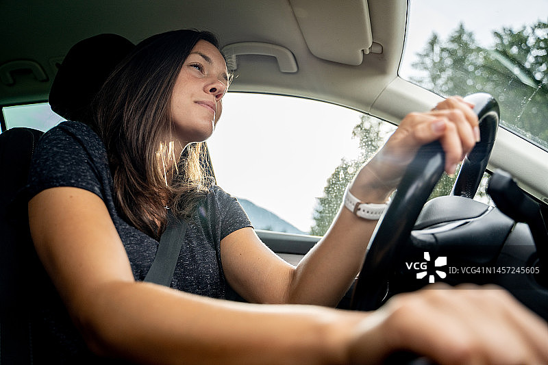 仰视角度拍摄的驾车女子图片素材