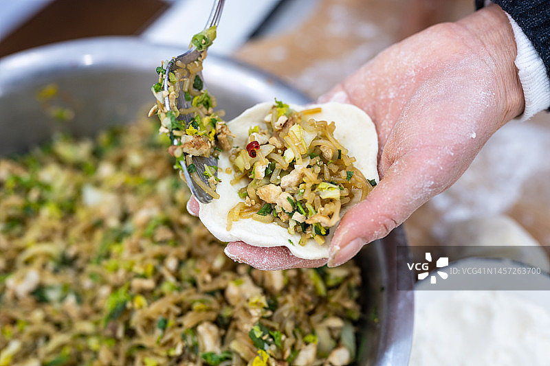 制作传统中式包子的馅料图片素材