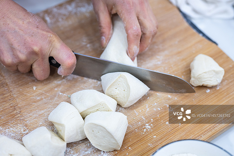 切割面团制作传统中国包子图片素材