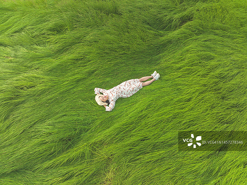 一位女士在春天的草地上图片素材
