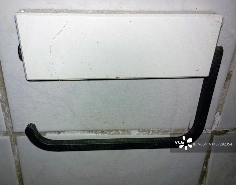 浴室里的空厕纸架图片素材