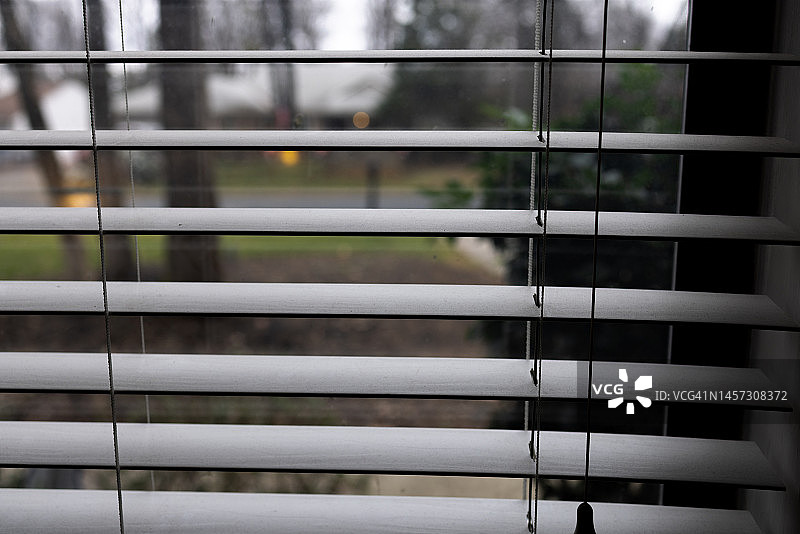 阴天冬日，百叶窗外的景色图片素材