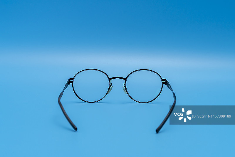 蓝色背景上的眼镜图片素材