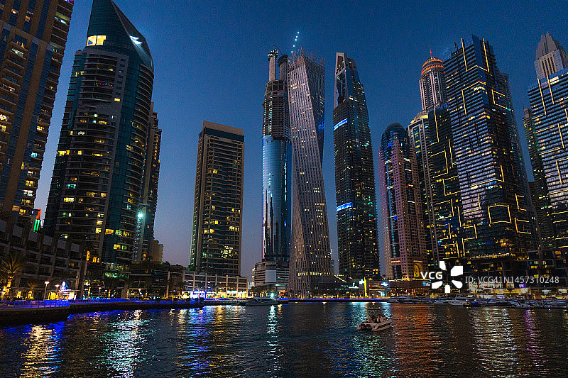 夜晚的迪拜码头图片素材