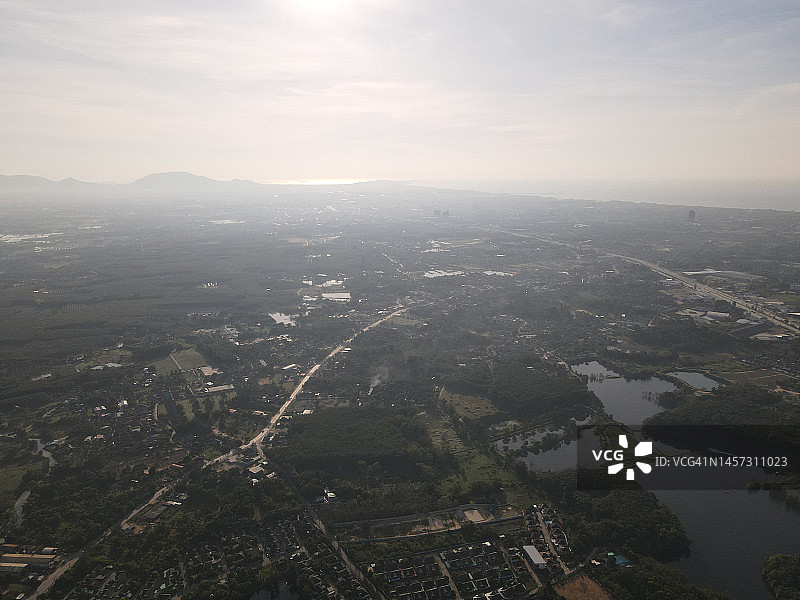 晨雾中的乡村鸟瞰图图片素材
