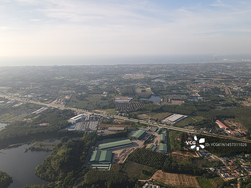 晨雾中的乡村鸟瞰图图片素材