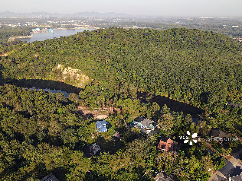 泰国夏季早晨，有山和雾的乡村鸟瞰图图片素材