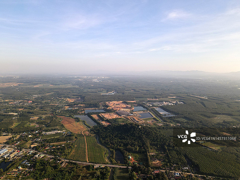 晨雾中的乡村鸟瞰图图片素材