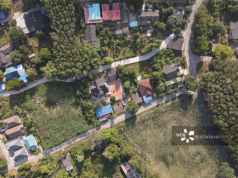 泰国夏季早晨，有山和雾的乡村鸟瞰图图片素材