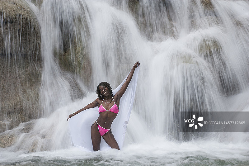 在瀑布中的年轻女子图片素材