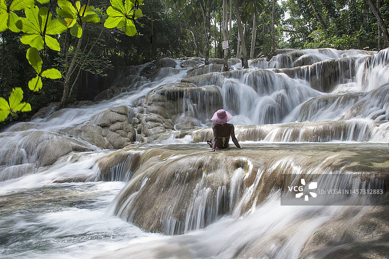 在瀑布中的年轻女子图片素材