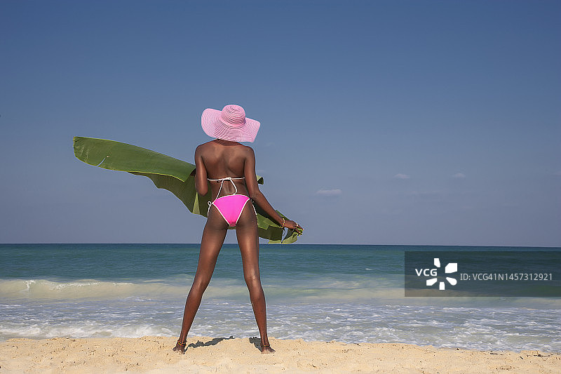 年轻女人在热带海滩图片素材