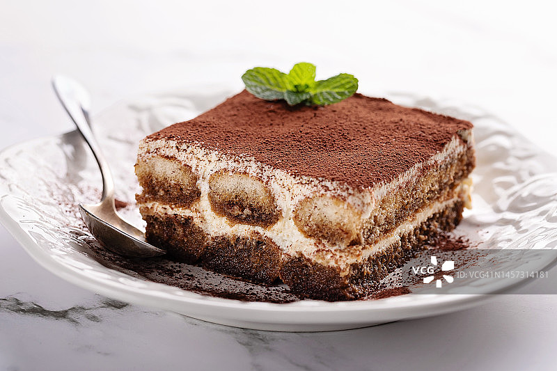 白色背景提拉米苏图片素材