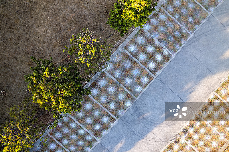 俯瞰停车场的停车位图片素材