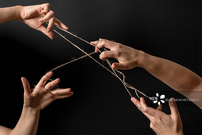 黑色背景上的女人手图片素材