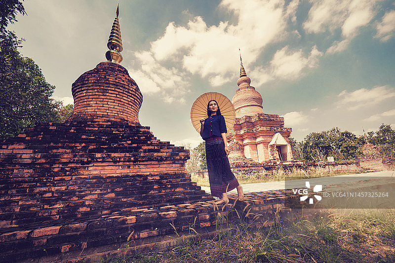 穿着泰国传统文化服装的亚洲女人图片素材