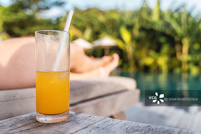热带度假村木地板上的鲜橙冰鸡尾酒图片素材