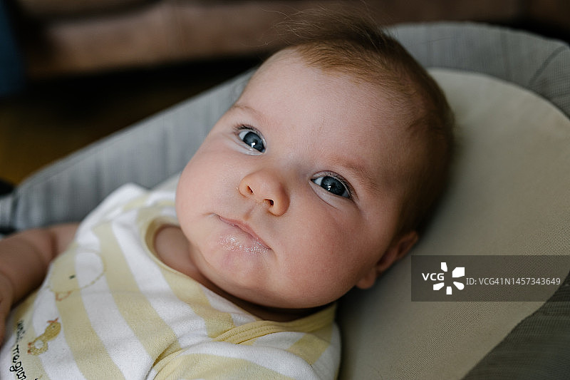儿童在婴儿摇椅中图片素材