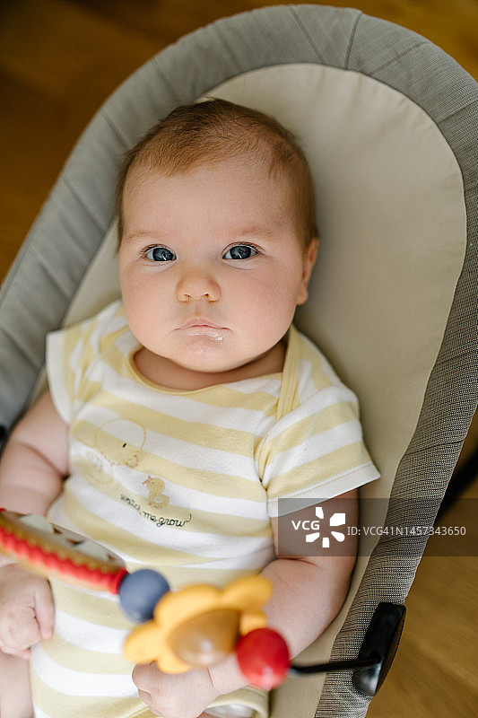 在玩具婴儿摇椅里的孩子图片素材
