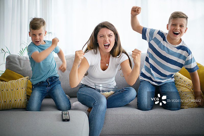 全家一起看电视足球比赛图片素材