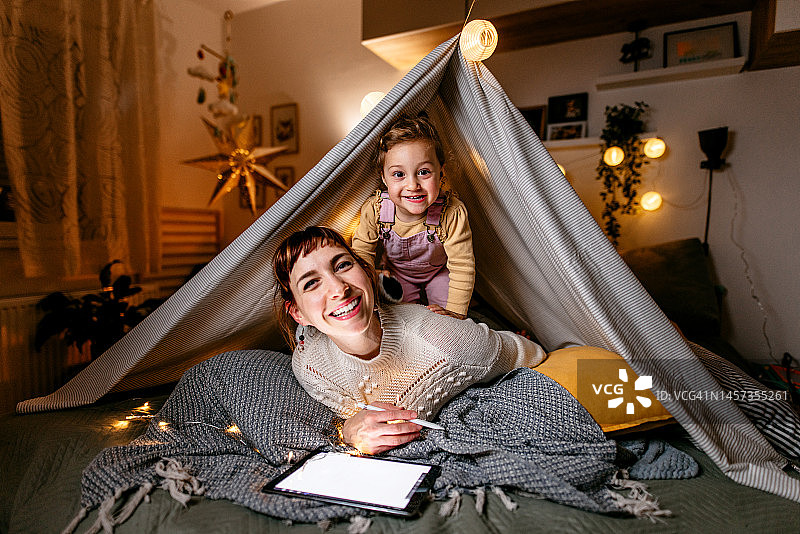 在帐篷下享受乐趣图片素材