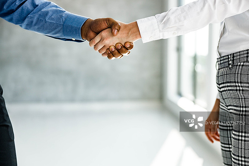 办公室里企业家握手特写图片素材