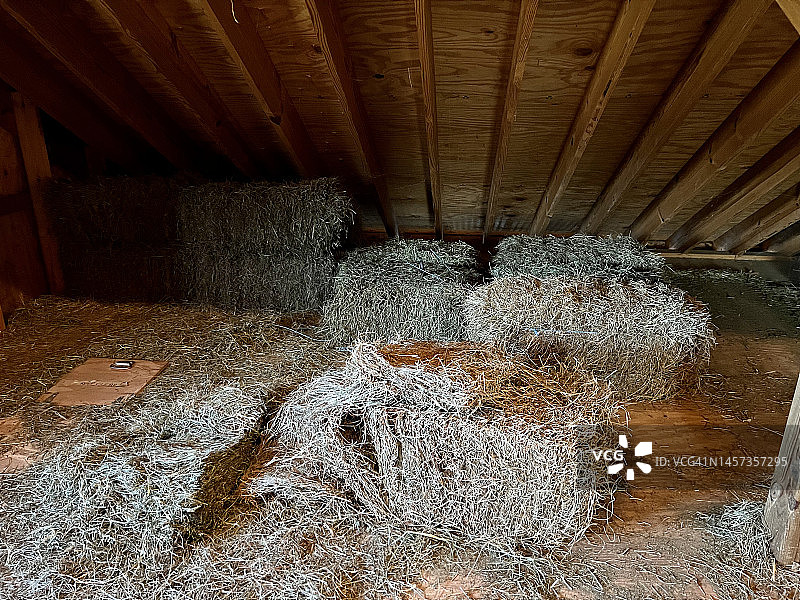 谷仓里堆放的成捆干草图片素材