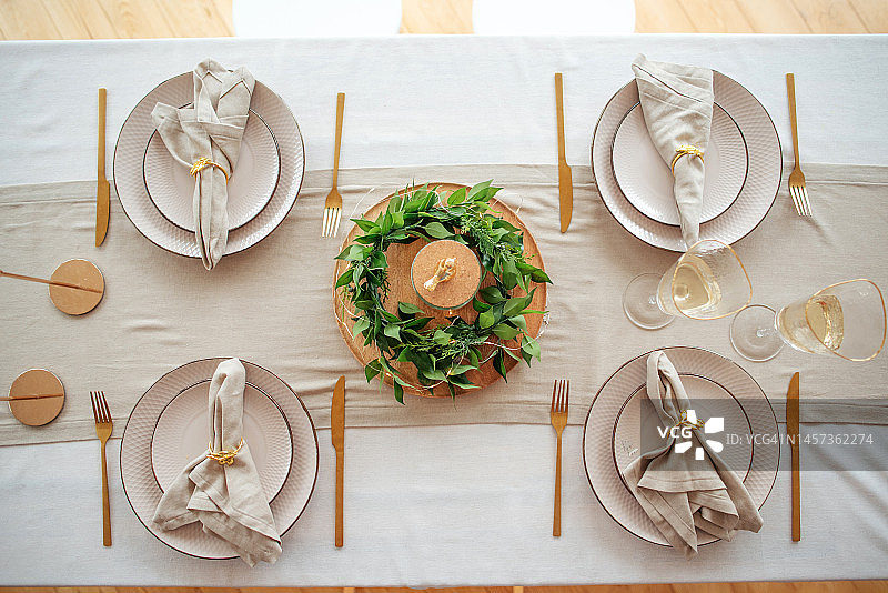 复活节餐桌与餐具图片素材