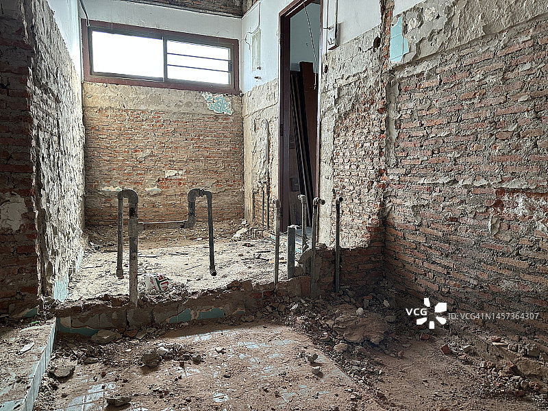 泰国曼谷私人住宅翻新期间的拆除浴室图片素材